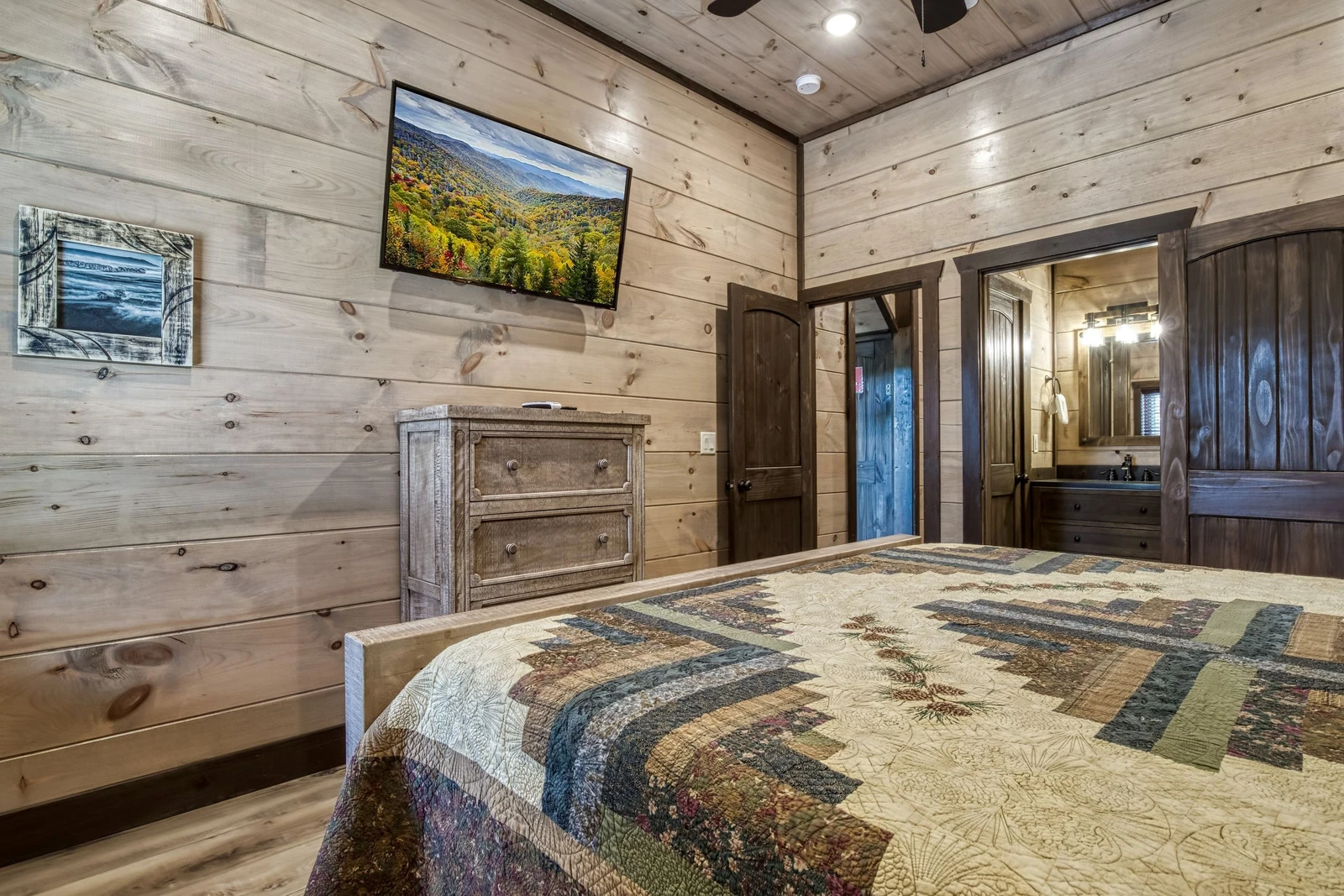 BEAR HUGS LODGE