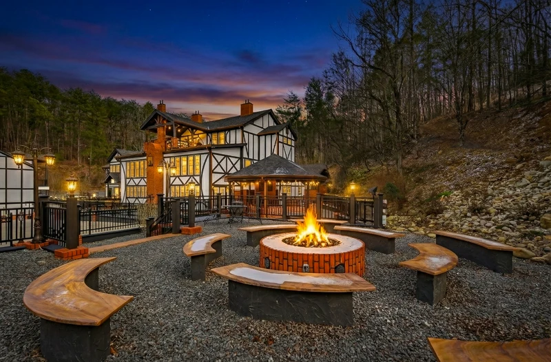 DICKENS LODGE