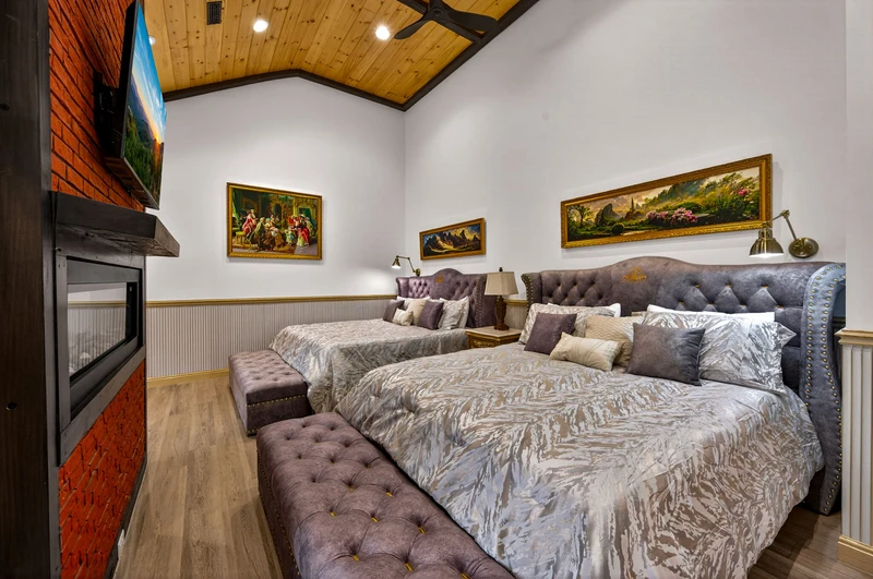 DICKENS LODGE