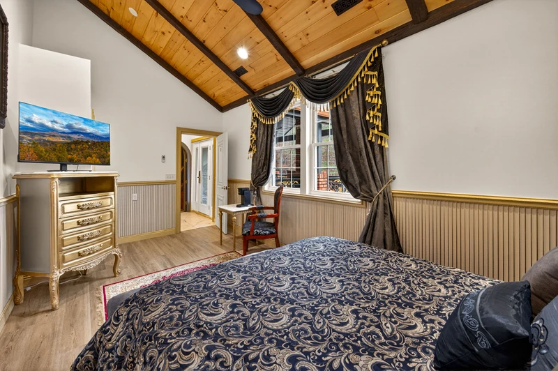 DICKENS LODGE