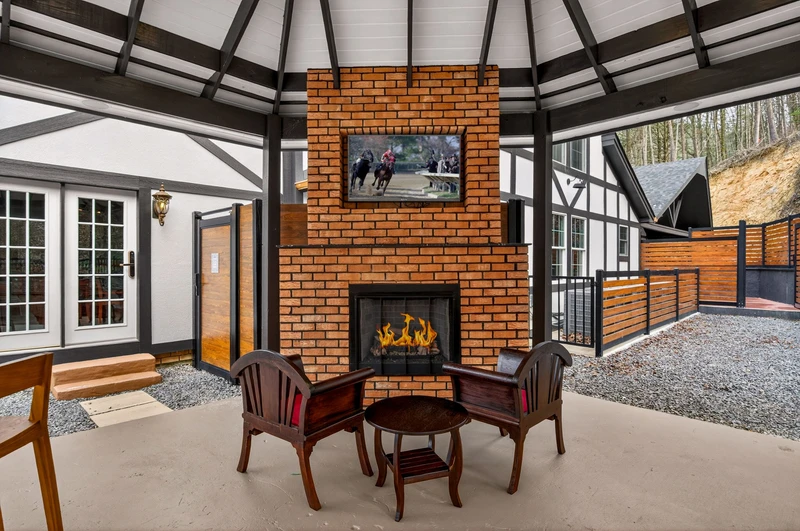 DICKENS LODGE