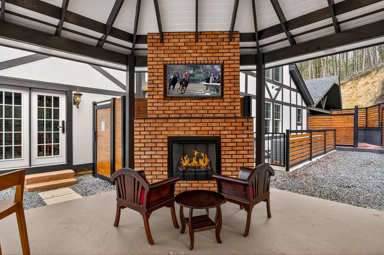 DICKENS LODGE