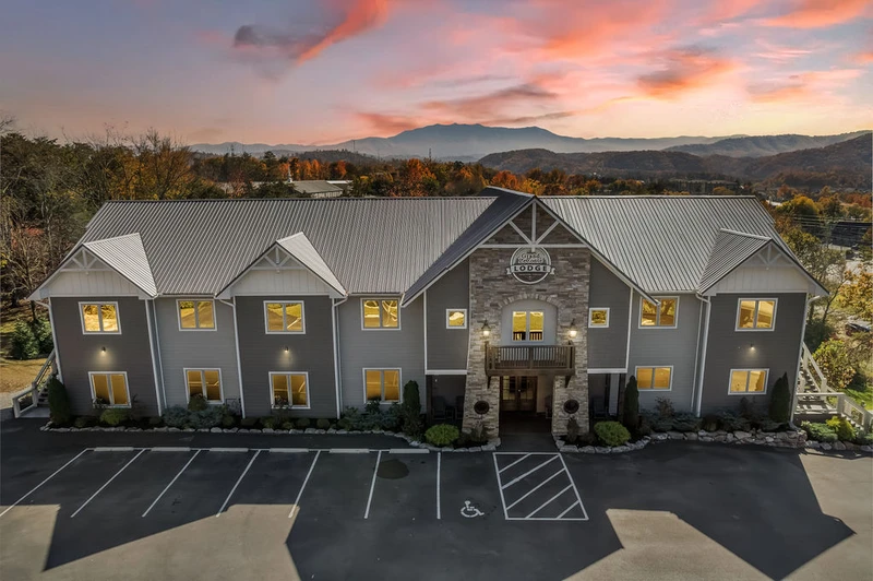 GRAND LECONTE LODGE