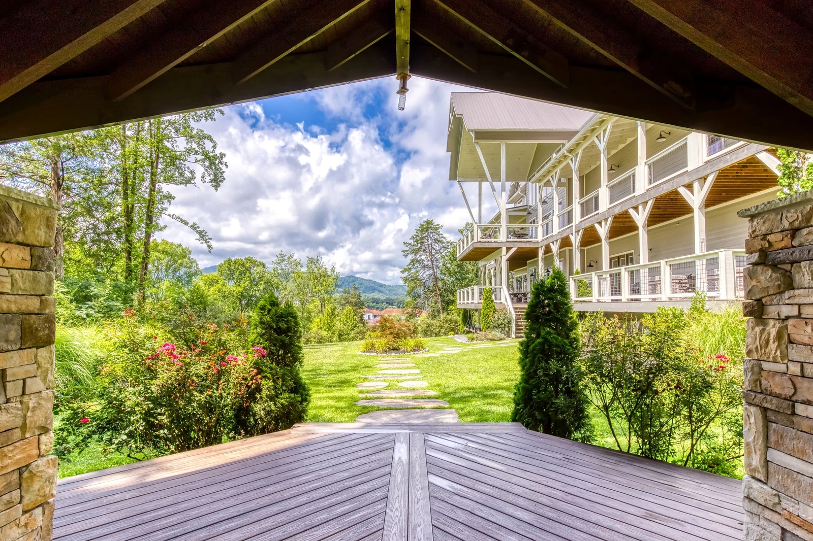GRAND LECONTE LODGE