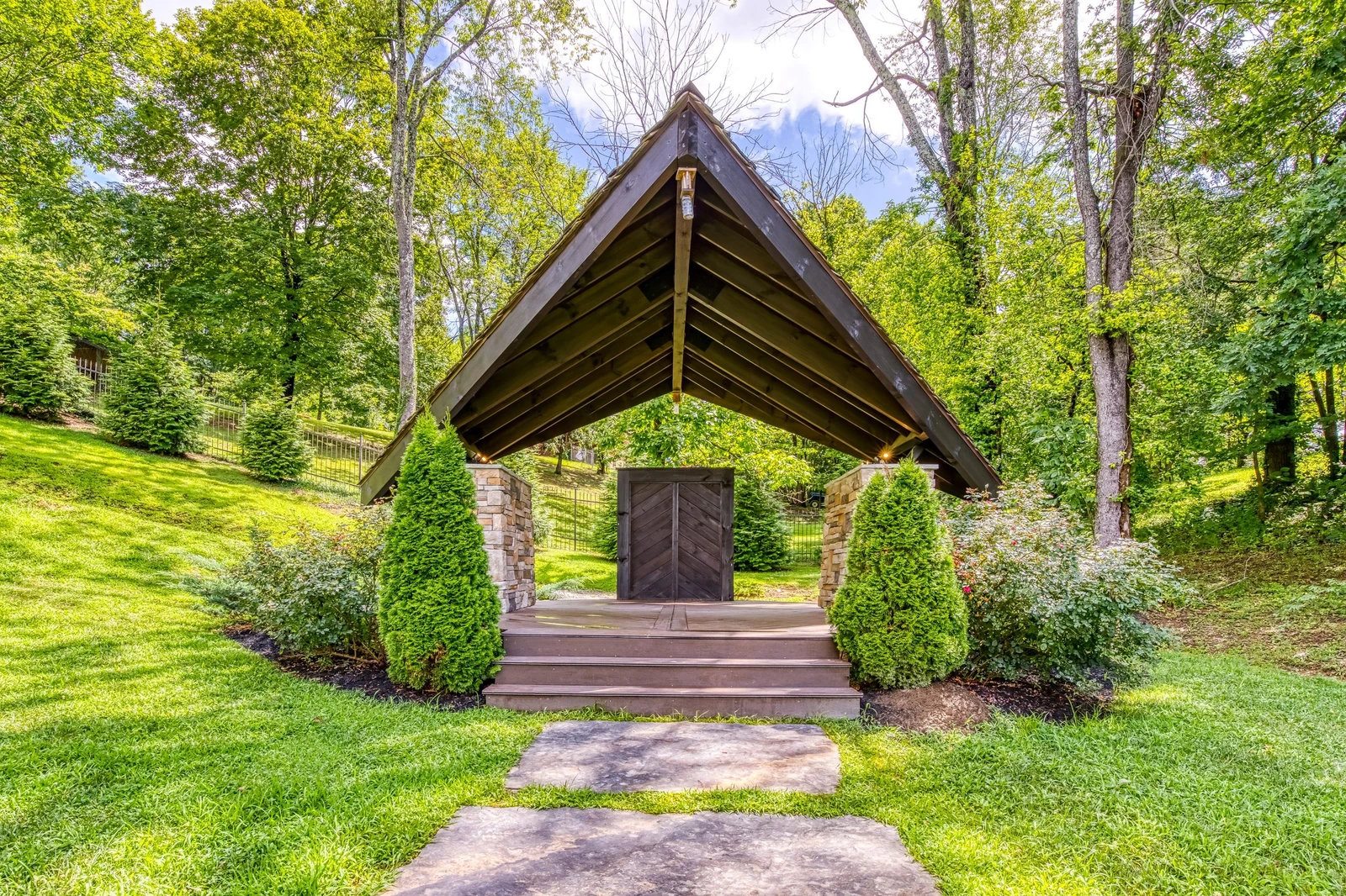 GRAND LECONTE LODGE