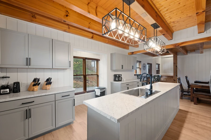MOUNTAIN BREEZE MANOR