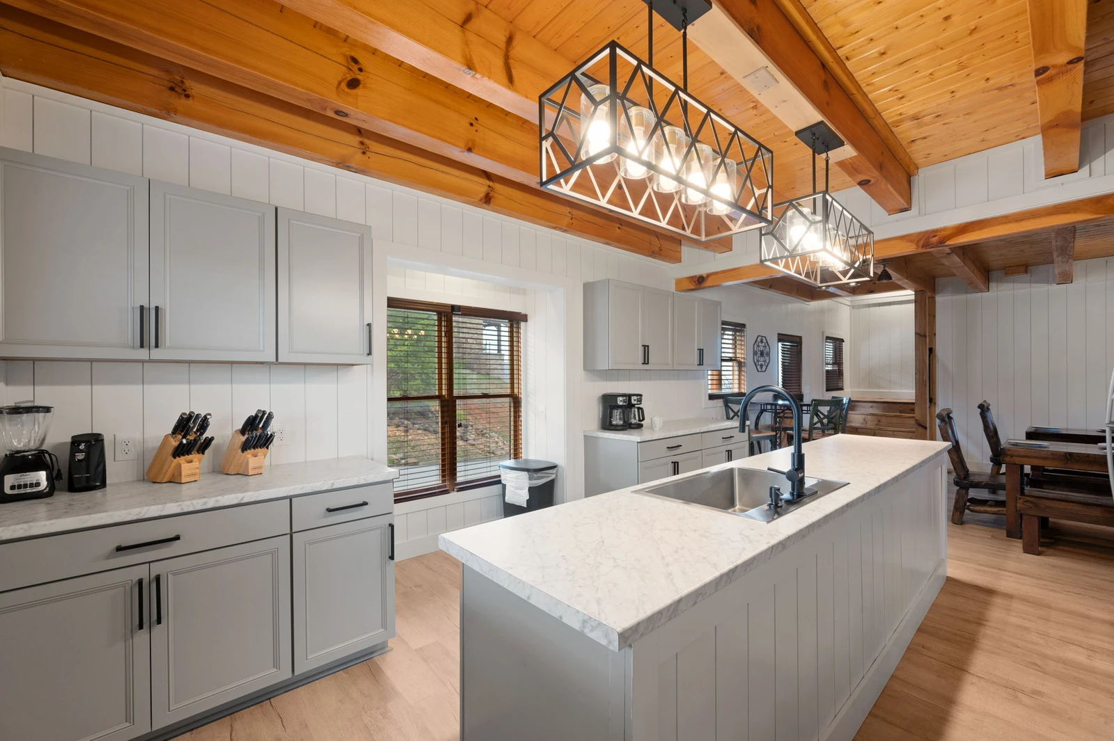 MOUNTAIN BREEZE MANOR