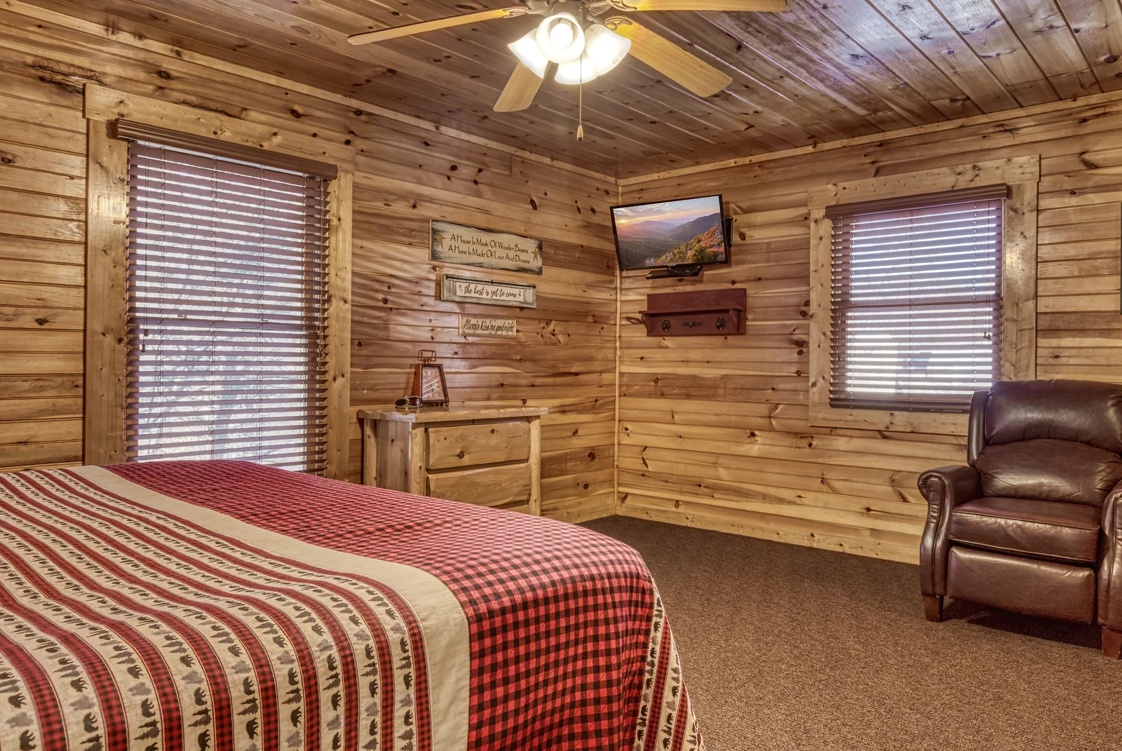 SMOKY BEAR MANOR