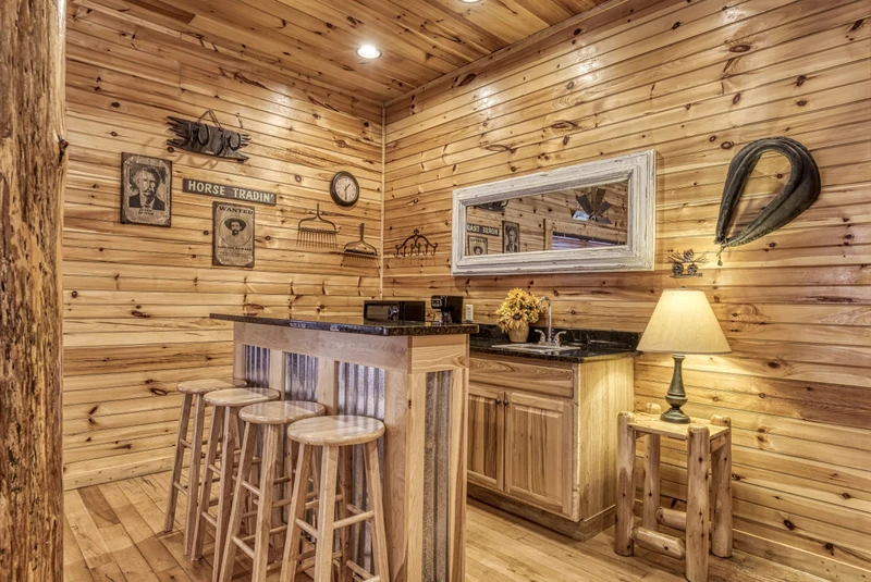 SMOKY BEAR MANOR
