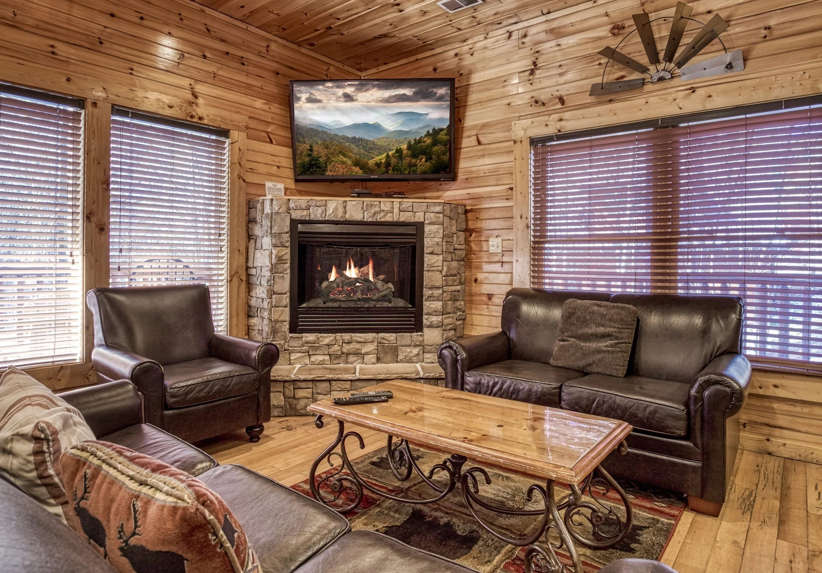 SMOKY BEAR MANOR