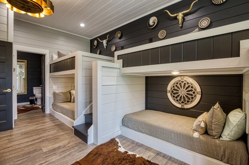 SUMMIT TRAILS LODGE