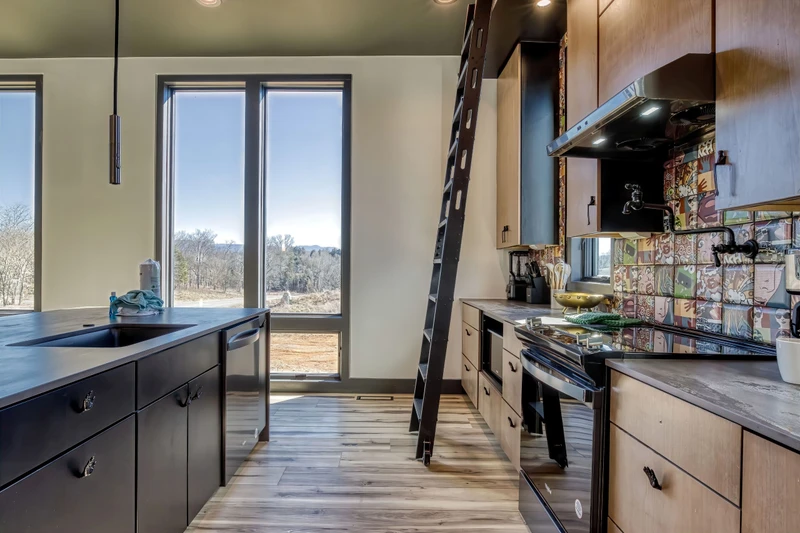 SUMMIT BROWNSTONE RETREAT