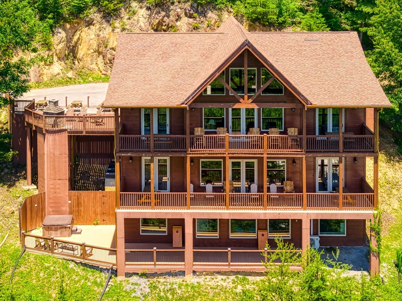 SUMMIT VISTA LODGE